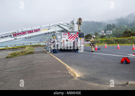 Service d'incendie de Newport effectue un exercice de sauvetage à Devil's Punchbowl State Natural Area. Otter Rock, Oregon Banque D'Images