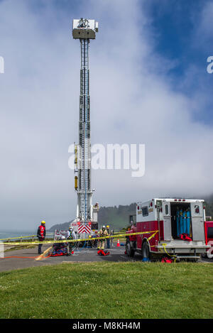 Service d'incendie de Newport effectue un exercice de sauvetage à Devil's Punchbowl State Natural Area. Otter Rock, Oregon Banque D'Images