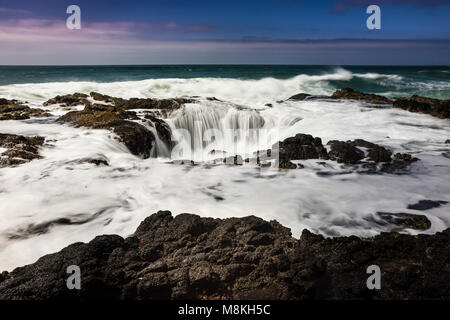 Thor va bien à Cape Perpetua sur la côte de l'Oregon au sud de Florence, de l'Oregon est une formation rocheuse naturelle qui disparaît chaque accident de la surf comme il est en cours d'exécution dans un égout. Banque D'Images