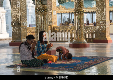 Prier à la Pagode Kuthodaw Mandalay Myanmar Banque D'Images