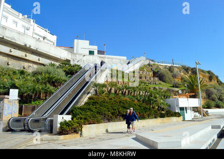 Les personnes bénéficiant de l'printemps soleil dans la vieille ville d'Albufeira Banque D'Images