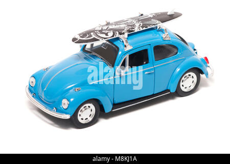 FARO, PORTUGAL : 1er février 2018 - jouet vintage Blue beetle modèle voiture voiture avec surf board isolé sur un fond blanc. Banque D'Images