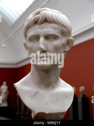 (L'Empereur César Auguste 27BC-14AD) buste en marbre de Fayum. Exemplaire du 1er siècle après un original de 30-17 av. Le Danemark. Banque D'Images