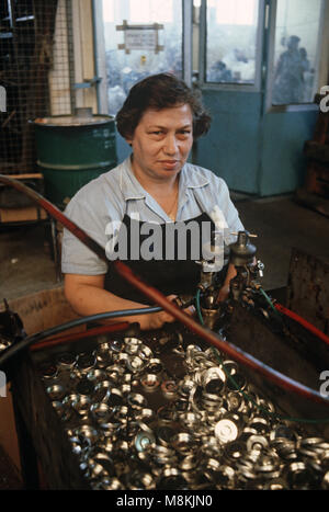 Les Juifs géorgiens travaillant dans l'usine de machins Ashdod à Ashdod, Israël Banque D'Images