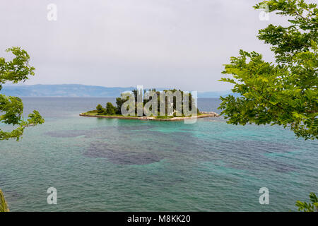 Pontikonisi, une petite île verte (l'île de la souris) sur l'île de Corfou. La Grèce. Banque D'Images