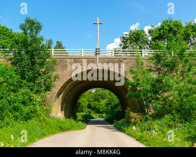 Bridge à Compton Surrey, conçu par Edwin Lutyens avec Croix du Sacrifice Banque D'Images