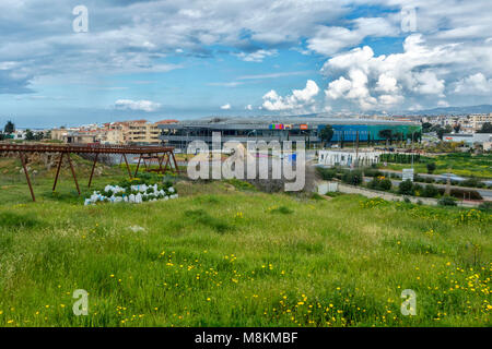 Prairie en zone touristique avec monorail au milieu du terrain et Kings Mall shopping center, Paphos, Chypre, Méditerranéenne Banque D'Images