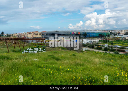 Prairie en zone touristique avec monorail au milieu du terrain et Kings Mall shopping center, Paphos, Chypre, Méditerranéenne Banque D'Images