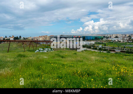 Prairie en zone touristique avec monorail au milieu du terrain et Kings Mall shopping center, Paphos, Chypre, Méditerranéenne Banque D'Images