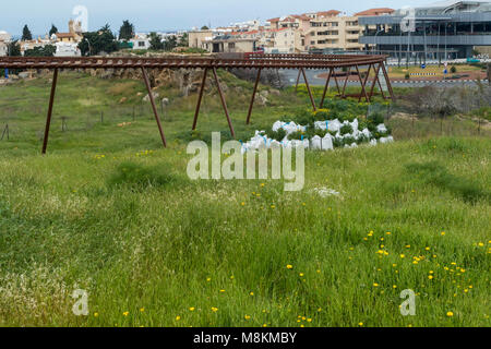 Prairie en zone touristique avec monorail au milieu du terrain et Kings Mall shopping center, Paphos, Chypre, Méditerranéenne Banque D'Images