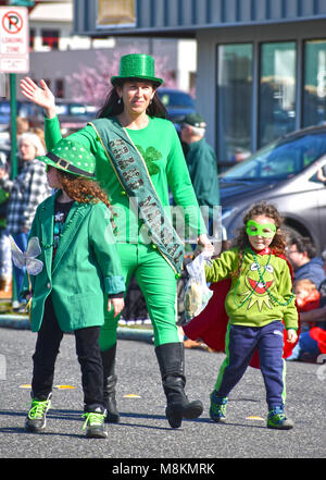 Saint Patrick's Day Parade à Bellingham, Washington, USA. Le grand prévôt est en agitant sa main à la foule tandis que deux jeunes enfants à pied avec elle sur Banque D'Images