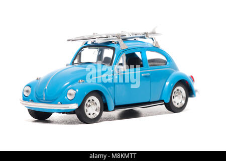 FARO, PORTUGAL : 1er février 2018 - jouet vintage Blue beetle modèle voiture voiture avec surf board isolé sur un fond blanc. Banque D'Images