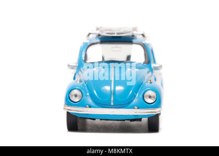 FARO, PORTUGAL : 1er février 2018 - jouet vintage Blue beetle modèle voiture voiture avec surf board isolé sur un fond blanc. Banque D'Images