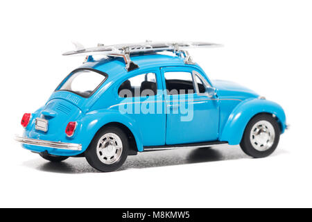 FARO, PORTUGAL : 1er février 2018 - jouet vintage Blue beetle modèle voiture voiture avec surf board isolé sur un fond blanc. Banque D'Images