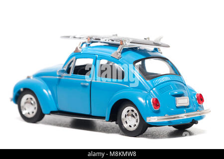 FARO, PORTUGAL : 1er février 2018 - jouet vintage Blue beetle modèle voiture voiture avec surf board isolé sur un fond blanc. Banque D'Images