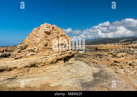 Affleurement rocheux sur la plage Agios Georgious au soleil, Paphos, Chypre Banque D'Images