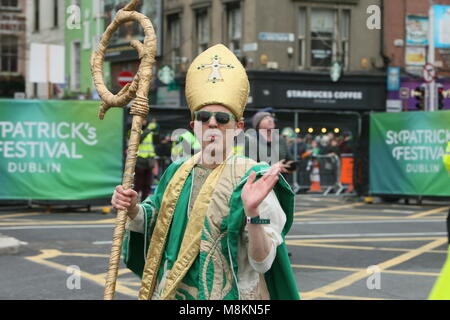 L'homme habillé en Saint Patrick. Droit du centre-ville de Dublin au cours de la Saint Patrick's Day Parade dans le cadre de l'Assemblée Saint Patrick's Festival. Sain Banque D'Images