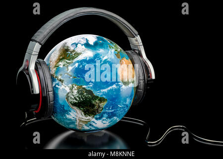 Globe terrestre avec des écouteurs sans fil, world music concept. Le rendu 3D Banque D'Images