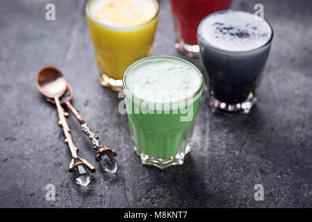 Super coloré lattes avec le charbon, de betterave, de thé matcha et le curcuma. Selective focus Banque D'Images
