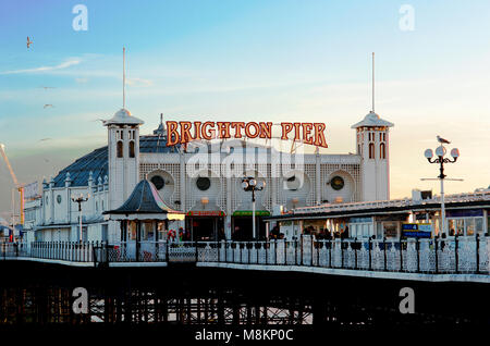 La jetée de Brighton, Brighton et Hove, UK, 2018.Le Brighton Pier, aussi appelé le Palace Pier, est une des destinations touristiques les plus populaires en Angleterre. Banque D'Images