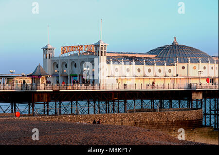 La jetée de Brighton, Brighton et Hove, UK, 2018.Le Brighton Pier, aussi appelé le Palace Pier, est une des destinations touristiques les plus populaires en Angleterre. Banque D'Images