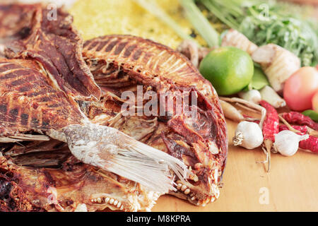 Le poisson séché avec curry et de légumes sur la table. Banque D'Images