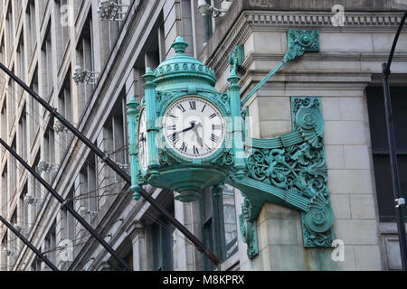 La célèbre rue d'État Marshall Fields horloges ont été un lieu de rencontre traditionnel à Chicago depuis qu'ils ont été installé plus de 100 ans auparavant. Banque D'Images