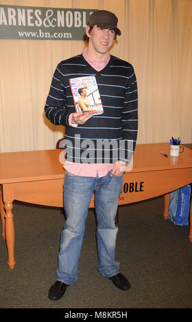 Médaillé d'or olympique Michael Phelps signe des exemplaires de son livre "pas de limites : la volonté de réussir' à Barnes & Noble à New York. Le 9 décembre 2008. Crédit : Dennis Van Tine/MediaPunch Banque D'Images