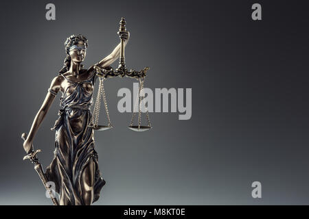 Statut de la Justice. Statue en bronze Dame Justice holding balance et épée. Banque D'Images