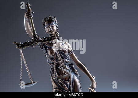 Statut de la Justice. Statue en bronze Dame Justice holding balance et épée. Banque D'Images