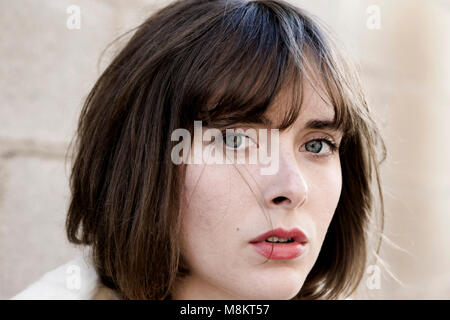 Portrait d'une belle femme à peau claire, avec des yeux noisette, les cheveux bruns, et rouge à lèvres rouge, Banque D'Images