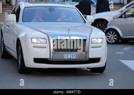 Monte-Carlo, Monaco - March 17, 2018 : Femme au volant d'une Rolls-Royce blanche cher devant le Casino de Monte-Carlo à Monaco dans la Rivier Banque D'Images