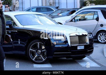 Monte-Carlo, Monaco - March 17, 2018 : un coûteux Rolls-Royce noir et blanc en face de le Casino de Monte-Carlo à Monaco dans les Français Banque D'Images