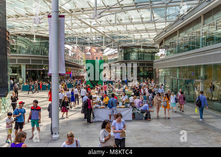 Les gens à un marché couvert au Cardinal Place , Victoria , , Londres Banque D'Images