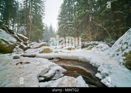 Cascade sauvage, connu sous le nom de Dziki Wodospad, dans beau paysage de montagnes de Karkonosze à Karpacz, Pologne, photographié en hiver Banque D'Images