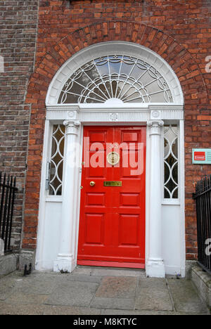 Les portes avant d'une rangée de maisons géorgiennes à Dublin en Irlande du Sud Banque D'Images