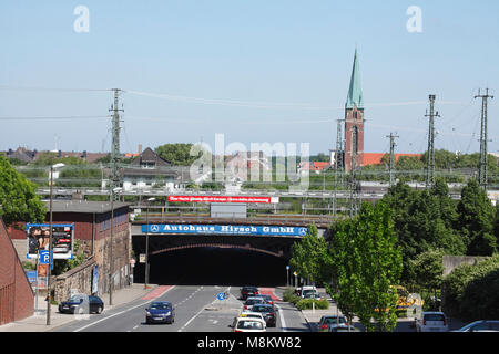 Regardez tunnel, l'équipement ferroviaire et Protestant Pauluskirche dans la ville nord de Dortmund, Dortmund, Ruhr, Nordrhein-Westfalen, Germany, Europe Banque D'Images