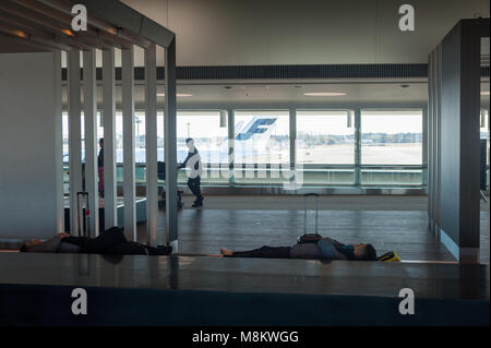 02.01.2018, Tokyo, Japon, Asie - Passagers attendent pour leur vol de départ dans la zone de départ de l'Aéroport Narita à Tokyo. Banque D'Images