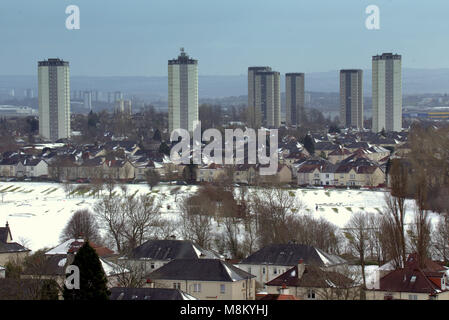 Glasgow, Écosse, Royaume-Uni 18 mars. Météo France : tours de scotstoun neige nuit laisse place à un temps ensoleillé après une nuit de chute des températures mini bête de l'est les toits devenu clair à nouveau. Gérard Ferry/Alamy news Banque D'Images