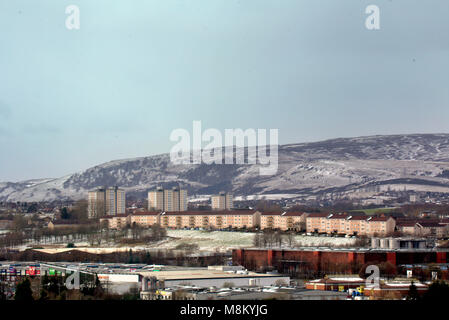 Glasgow, Écosse, Royaume-Uni 18 mars. UK : météo neige nuit Drumchapel cède la place à un temps ensoleillé après une nuit de chute des températures mini bête de l'est les toits devenu clair à nouveau. Gérard Ferry/Alamy news Banque D'Images