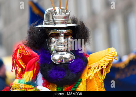 Morenada Bloque Kantuta groupe folklorique bolivienne danseurs habillés de façon extravagante dans Défilé de la Saint-Patrick London 2018 Banque D'Images