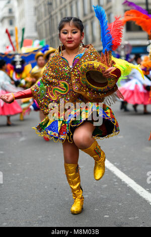 Morenada Bloque Kantuta groupe folklorique bolivienne habillé de façon extravagante femme fille danseuse dans Défilé de la Saint-Patrick London 2018 Banque D'Images