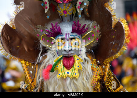 Morenada Bloque Kantuta groupe folklorique bolivienne danseur vêtu de façon extravagante en masque au St Patrick's Day Parade, Londres, 2018 Banque D'Images