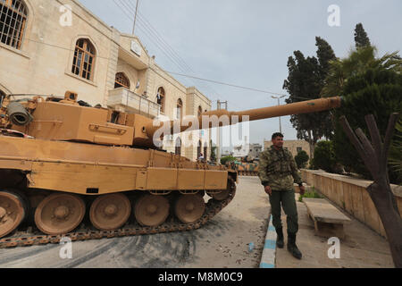 Afrin. 18 Mar, 2018. L'Armée syrienne libre réservoir est vu en ville, la Syrie, l'Afrin le 18 mars 2018. Les troupes turques et les rebelles syriens ont pris l'Afrin centre-ville sous contrôle après deux mois de combats, le Président turc, Recep Tayyip Erdogan, a dit dimanche. Source : Xinhua/Alamy Live News Banque D'Images