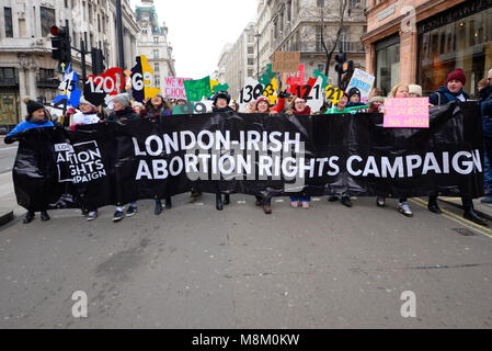 St Patrick's Day Parade, Londres, 2018. Le droit à l'avortement des London Irish bannière de la campagne. Les manifestants. Marcher. Protester Banque D'Images