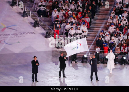 18 mars 2018, la Corée du Sud, Pyeongchang : Paralympiques, stade olympique. Le maire de Beijing Chen Jining (r) vagues le drapeau paralympique, après avoir été remis par Andrew Parsons, président du Comité International Paralympique. Beijing est d'accueillir les Jeux paralympiques d'hiver de 2022. Photo : Jan Woitas/dpa-Zentralbild/dpa dpa : Crédit photo alliance/Alamy Live News Banque D'Images