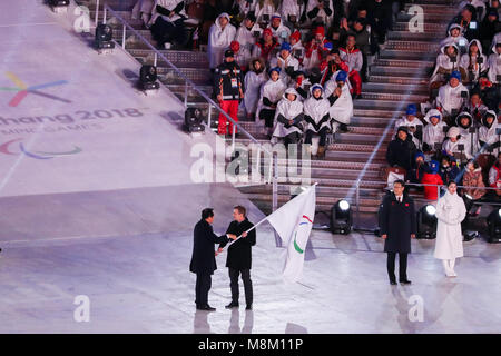 18 mars 2018, la Corée du Sud, Pyeongchang : Paralympiques, stade olympique. Jae cale-guk (l), maire de Pyeongchang, mains le drapeau paralympique à Andrew Parsons (c, président du Comité International Paralympique. Sur la droite est maire de Beijing Chen Jining. Beijing est d'accueillir les Jeux paralympiques d'hiver de 2022. Photo : Jan Woitas/dpa-Zentralbild/dpa dpa : Crédit photo alliance/Alamy Live News Banque D'Images