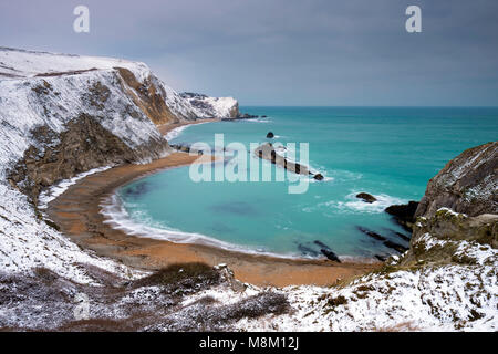 Crique de Lulworth, Dorset, UK. 18 mars 2018. Météo britannique. Man O' War Bay qui est à côté de Durdle Door sur la côte jurassique du Dorset avec une couverture de neige après une matinée de fortes averses hivernales. Crédit photo : Graham Hunt/Alamy Live News. Banque D'Images