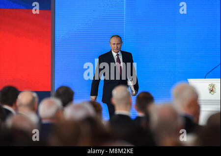 New York, USA. 1er mars 2018. Photo prise le 1 mars 2018 montre le président russe Vladimir Poutine marche devant son discours annuel à l'Assemblée fédérale à Moscou, Russie. Le président russe Vladimir Poutine a remporté 71,97  % des voix après l'élection présidentielle russe 21,33  % des bulletins comptés, selon le sondage de sortie le 18 mars. Credit : Evgeny Sinitsyn/Xinhua/Alamy Live News Banque D'Images