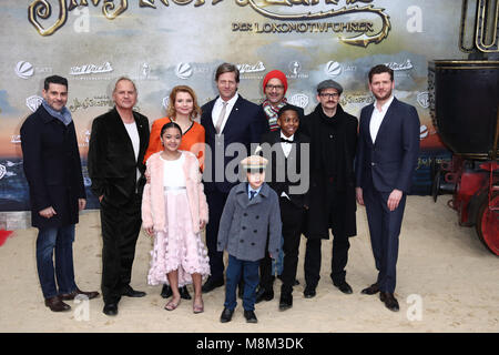 Berlin, Allemagne, le 18 Mar 2018, Rick Kavanian, Uwe Ochsenknecht, Esperanzate Leighanne, Annette Frier, Henning Baum, Eden Gough, Solomon Gordon, Christoph Maria Herbst, Milan Peschel et Dennis Ganse assister à une première mondiale 'Jim Knopf und Lukas der Lokomotivfuehrer', Sony Centre Cinestar Crédit : Holger beaucoup/Alamy Live News Banque D'Images